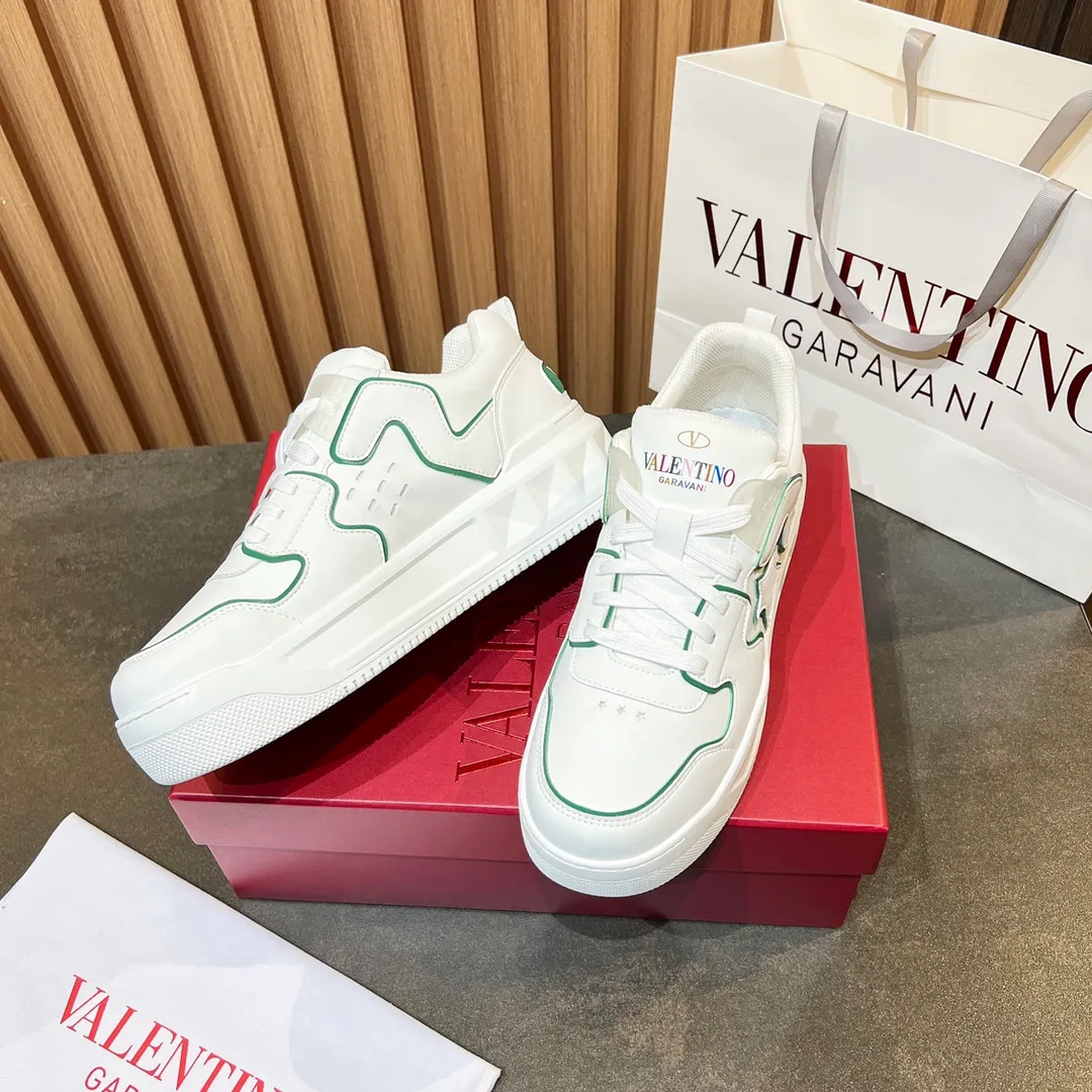 👟👟Ex-factory price 660👟👟 𝑽𝒂𝒍𝒆𝒏𝒕𝒊𝒏𝒐Valentino 𝑶𝒏𝒆𝑺𝒕𝒖𝒅 Couple casual sports shoes series Valentino 2024 new couple sports shoes are on sale. The original ZP was purchased and dismantled. Repeated pattern making and modification. I tried my best to restore it one to one! Top luxury masterpiece Signature five-pointed star design Soft and comfortable genuine leather with contrasting colors brings excellent and elegant texture and excellent on-foot comfort Top purchasing version upper: imported calfskin surface/original oil edge craftsmanship Outsole: original development 𝐓𝐏𝐔 two-color combination outsole Packaging: original configuration complete package Code number: 34-𝟒𝟓